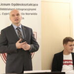 Świętokrzyska młodzież czyta "Pana Tadeusza" w OMPiO. Przemawia Rafał Nowak - dyrektor Wzgórza Zamkowego / Marzena Mąkosa / Radio Kielce