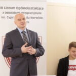 Świętokrzyska młodzież czyta "Pana Tadeusza" w OMPiO. Przemawia Rafał Nowak - dyrektor Wzgórza Zamkowego / Marzena Mąkosa / Radio Kielce