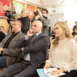 Świętokrzyska młodzież czyta "Pana Tadeusza" w OMPiO. Na zdjęciu drugi od prawej Rafał Nowak - dyrektor Wzgórza Zamkowego / Marzena Mąkosa / Radio Kielce