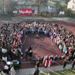 Akcja MEN "Rekord dla Niepodległej". Odśpiewanie hymnu w III LO im. Cypriana Kamila Norwida w Kielcach / Marzena Mąkosa / Radio Kielce