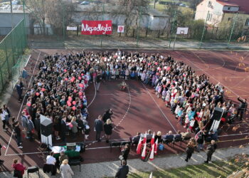 Akcja MEN "Rekord dla Niepodległej". Odśpiewanie hymnu w III LO im. Cypriana Kamila Norwida w Kielcach / Marzena Mąkosa / Radio Kielce