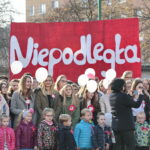 Akcja MEN "Rekord dla Niepodległej". Odśpiewanie hymnu w III LO im. Cypriana Kamila Norwida w Kielcach / Marzena Mąkosa / Radio Kielce