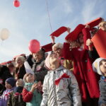 Akcja MEN "Rekord dla Niepodległej". Odśpiewanie hymnu w III LO im. Cypriana Kamila Norwida w Kielcach / Marzena Mąkosa / Radio Kielce