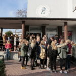 Akcja MEN "Rekord dla Niepodległej". Odśpiewanie hymnu w III LO im. Cypriana Kamila Norwida w Kielcach / Marzena Mąkosa / Radio Kielce