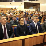 Spotkanie pracowników urzędu wojewódzkiego z okazji 100-lecia odzyskania niepodległości oraz obchody Dnia Służby Cywilnej. Na zdjęciu (od lewej): Paweł Lubieniecki - dyrektor generalny Świętokrzyskiego Urzędu Wojewódzkiego w Kielcach, Agata Wojtyszek - wojewoda świętokrzyski i Krzysztof Słoń - senator RP  / Marzena Mąkosa / Radio Kielce