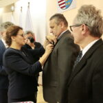 Spotkanie pracowników urzędu wojewódzkiego z okazji 100-lecia odzyskania niepodległości oraz obchody Dnia Służby Cywilnej. Wręczenie medali za długoletnią służę przez Agatę Wojtyszek - wojewodę świętokrzyskiego i Krzysztofa Słonia - senatora / Marzena Mąkosa / Radio Kielce