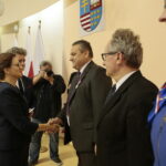 Spotkanie pracowników urzędu wojewódzkiego z okazji 100-lecia odzyskania niepodległości oraz obchody Dnia Służby Cywilnej. Wręczenie medali za długoletnią służę przez Agatę Wojtyszek - wojewodę świętokrzyskiego i Krzysztofa Słonia - senatora / Marzena Mąkosa / Radio Kielce