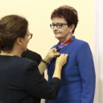 Spotkanie pracowników urzędu wojewódzkiego z okazji 100-lecia odzyskania niepodległości oraz obchody Dnia Służby Cywilnej. Wręczenie medali za długoletnią służę przez Agatę Wojtyszek - wojewodę świętokrzyskiego i Krzysztofa Słonia - senatora / Marzena Mąkosa / Radio Kielce