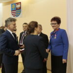 Spotkanie pracowników urzędu wojewódzkiego z okazji 100-lecia odzyskania niepodległości oraz obchody Dnia Służby Cywilnej. Wręczenie medali za długoletnią służę przez Agatę Wojtyszek - wojewodę świętokrzyskiego i Krzysztofa Słonia - senatora / Marzena Mąkosa / Radio Kielce