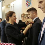 Spotkanie pracowników urzędu wojewódzkiego z okazji 100-lecia odzyskania niepodległości oraz obchody Dnia Służby Cywilnej. Wręczenie medali za długoletnią służę przez Agatę Wojtyszek - wojewodę świętokrzyskiego i Krzysztofa Słonia - senatora / Marzena Mąkosa / Radio Kielce