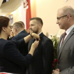 Spotkanie pracowników urzędu wojewódzkiego z okazji 100-lecia odzyskania niepodległości oraz obchody Dnia Służby Cywilnej. Wręczenie medali za długoletnią służę przez Agatę Wojtyszek - wojewodę świętokrzyskiego i Krzysztofa Słonia - senatora / Marzena Mąkosa / Radio Kielce