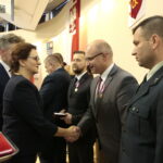 Spotkanie pracowników urzędu wojewódzkiego z okazji 100-lecia odzyskania niepodległości oraz obchody Dnia Służby Cywilnej. Wręczenie medali za długoletnią służę przez Agatę Wojtyszek - wojewodę świętokrzyskiego i Krzysztofa Słonia - senatora / Marzena Mąkosa / Radio Kielce