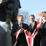Odsłonięcie pomnika Wincentego Witosa. Na zdjęciu (od lewej): Marek Steindel - prawnuk Wincentego Witosa, Adam Jarubas - marszałek województwa świętokrzyskiego / Marzena Mąkosa / Radio Kielce