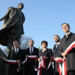 Odsłonięcie pomnika Wincentego Witosa. Na zdjęciu (od lewej): Marek Steindel - prawnuk Wincentego Witosa, Adam Jarubas - marszałek województwa świętokrzyskiego, Alina Siwonia - wójt Gminy Raków, Michał Pronobis - autor projektu pomnika i Władysław Kosiniak - Kamysz - przewodniczący PSL / Marzena Mąkosa / Radio Kielce