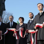 Odsłonięcie pomnika Wincentego Witosa. Na zdjęciu (od lewej): Marek Steindel - prawnuk Wincentego Witosa, Adam Jarubas - marszałek województwa świętokrzyskiego, Alina Siwonia - wójt Gminy Raków, Michał Pronobis - autor projektu pomnika i Władysław Kosiniak - Kamysz - przewodniczący PSL / Marzena Mąkosa / Radio Kielce