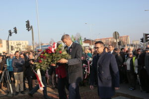 Odsłonięcie pomnika Wincentego Witosa. Kwiaty składa prezydent elekt Bogdan Wenta / Marzena Mąkosa / Radio Kielce