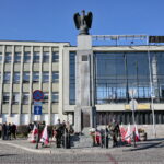 Złożenie kwiatów przed Pomnikiem Niepodległości / Marzena Mąkosa / Radio Kielce