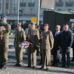 Złożenie kwiatów przed Pomnikiem Niepodległości / Marzena Mąkosa / Radio Kielce