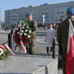 Złożenie kwiatów przed Pomnikiem Niepodległości. Wieniec składa Agata Wojtyszek - wojewoda świętokrzyski / Marzena Mąkosa / Radio Kielce