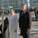 Złożenie kwiatów przed Pomnikiem Niepodległości. Wieniec składają Agata Wojtyszek - wojewoda świętokrzyski i Krzysztof Słoń - senator PiS / Marzena Mąkosa / Radio Kielce