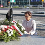 Złożenie kwiatów przed Pomnikiem Niepodległości. Wieniec składa Agata Wojtyszek - wojewoda świętokrzyski  / Marzena Mąkosa / Radio Kielce