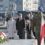 Złożenie kwiatów przed Pomnikiem Niepodległości. Wieniec składają Agata Wojtyszek - wojewoda świętokrzyski i Krzysztof Słoń - senator PiS / Marzena Mąkosa / Radio Kielce
