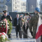 Złożenie kwiatów przed Pomnikiem Niepodległości. Wieniec składa prezydent Kielc Wojciech Lubawski / Marzena Mąkosa / Radio Kielce