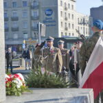 Złożenie kwiatów przed Pomnikiem Niepodległości. Wieniec składa komendant Centrum Przygotowań do misji Zagranicznych i dowódca Garnizonu Kielce płk Paweł Chabielski / Marzena Mąkosa / Radio Kielce