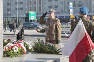 Złożenie kwiatów przed Pomnikiem Niepodległości / Marzena Mąkosa / Radio Kielce