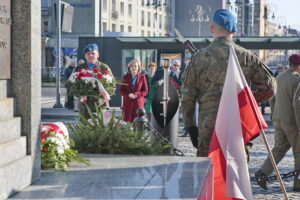 Złożenie kwiatów przed Pomnikiem Niepodległości. wieniec składa poseł PiS Anna Krupka / Marzena Mąkosa / Radio Kielce