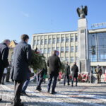 Złożenie kwiatów przed Pomnikiem Niepodległości / Marzena Mąkosa / Radio Kielce