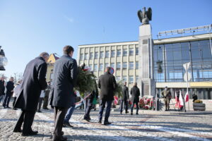 Złożenie kwiatów przed Pomnikiem Niepodległości / Marzena Mąkosa / Radio Kielce