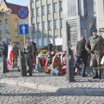 Złożenie kwiatów przed Pomnikiem Niepodległości / Marzena Mąkosa / Radio Kielce