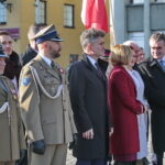 Złożenie kwiatów przed Pomnikiem Niepodległości. Od lewej: major Andrzej Szostak, komendant Centrum Przygotowań do misji Zagranicznych i dowódca Garnizonu Kielce płk Paweł Chabielski,  Krzysztof Słoń - senator PiS, Anna Krupka - poseł PiS, Agata Wojtyszek - wojewoda świętokrzyski, Wojciech Lubawski - prezydent Kielc / Marzena Mąkosa / Radio Kielce
