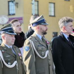 Złożenie kwiatów przed Pomnikiem Niepodległości. Od lewej: major Andrzej Szostak, komendant Centrum Przygotowań do misji Zagranicznych i dowódca Garnizonu Kielce płk Paweł Chabielski,  Krzysztof Słoń - senator PiS / Marzena Mąkosa / Radio Kielce