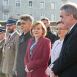 Złożenie kwiatów przed Pomnikiem Niepodległości. Od prawej: Wojciech Lubawski - prezydent Kielc, Agata Wojtyszek - wojewoda świętokrzyski, Anna Krupka - poseł PiS, Krzysztof Słoń - senator PiS, komendant Centrum Przygotowań do misji Zagranicznych i dowódca Garnizonu Kielce płk Paweł Chabielski, major Andrzej Szostak / Marzena Mąkosa / Radio Kielce