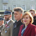 Złożenie kwiatów przed Pomnikiem Niepodległości. Od prawej:  Wojciech Lubawski - prezydent Kielc, Agata Wojtyszek - wojewoda świętokrzyski, Anna Krupka - poseł PiS, Krzysztof Słoń - senator PiS, komendant Centrum Przygotowań do misji Zagranicznych i dowódca Garnizonu Kielce płk Paweł Chabielski, major Andrzej Szostak / Marzena Mąkosa / Radio Kielce