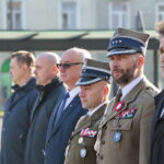 Złożenie kwiatów przed Pomnikiem Niepodległości. Od prawej: Anna Krupka - poseł PiS, Krzysztof Słoń - senator PiS, komendant Centrum Przygotowań do misji Zagranicznych i dowódca Garnizonu Kielce płk Paweł Chabielski, major Andrzej Szostak / Marzena Mąkosa / Radio Kielce