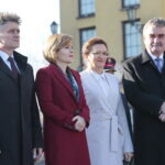 Złożenie kwiatów przed Pomnikiem Niepodległości. Od lewej:Krzysztof Słoń - senator PiS, Anna Krupka - poseł PiS, Agata Wojtyszek - wojewoda świętokrzyski, Wojciech Lubawski - prezydent Kielc / Marzena Mąkosa / Radio Kielce