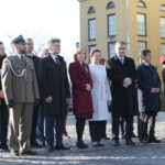 Złożenie kwiatów przed Pomnikiem Niepodległości. Od lewej: major Andrzej Szostak, komendant Centrum Przygotowań do misji Zagranicznych i dowódca Garnizonu Kielce płk Paweł Chabielski,  Krzysztof Słoń - senator PiS, Anna Krupka - poseł PiS, Agata Wojtyszek - wojewoda świętokrzyski, Wojciech Lubawski - prezydent Kielc / Marzena Mąkosa / Radio Kielce