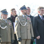 Złożenie kwiatów przed Pomnikiem Niepodległości. Od lewej: major Andrzej Szostak, komendant Centrum Przygotowań do misji Zagranicznych i dowódca Garnizonu Kielce płk Paweł Chabielski, Krzysztof Słoń - senator Piś, Anna Krupka - poseł PiS / Marzena Mąkosa / Radio Kielce