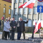 Złożenie kwiatów przed Pomnikiem Niepodległości. Pierwszy z lewej: Wojciech Lubawski - prezydent Kielc / Marzena Mąkosa / Radio Kielce