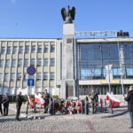 Złożenie kwiatów przed Pomnikiem Niepodległości / Marzena Mąkosa / Radio Kielce