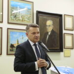 Uroczyste wystawienie Orderu Orła Białego w Muzeum Lat Szkolnych Stefana Żeromskiego. Na zdjęciu: dr hab. Robert Kotowski - dyrektor Muzeum Narodowego w Kielcach  / Marzena Mąkosa / Radio Kielce