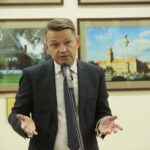 Uroczyste wystawienie Orderu Orła Białego w Muzeum Lat Szkolnych Stefana Żeromskiego. Na zdjęciu: dr hab. Robert Kotowski - dyrektor Muzeum Narodowego w Kielcach  / Marzena Mąkosa / Radio Kielce