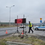 Akcja policyjna "Twoje auto - bezpieczna jazda". Funkcjonariusze sprawdzają stan techniczny pojazdów / Marzena Mąkosa / Radio Kielce