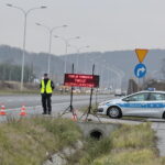 Akcja policyjna "Twoje auto - bezpieczna jazda". Funkcjonariusze sprawdzają stan techniczny pojazdów / Marzena Mąkosa / Radio Kielce