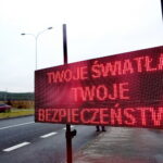 Akcja policyjna "Twoje auto - bezpieczna jazda". Funkcjonariusze sprawdzają stan techniczny pojazdów / Marzena Mąkosa / Radio Kielce