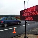 Akcja policyjna "Twoje auto - bezpieczna jazda". Funkcjonariusze sprawdzają stan techniczny pojazdów / Marzena Mąkosa / Radio Kielce