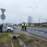 Akcja policyjna "Twoje auto - bezpieczna jazda". Funkcjonariusze sprawdzają stan techniczny pojazdów / Marzena Mąkosa / Radio Kielce